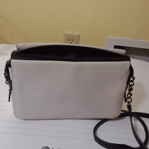 Simply Vera Vera Wang purse with a beautiful design - Picture 3 of 4